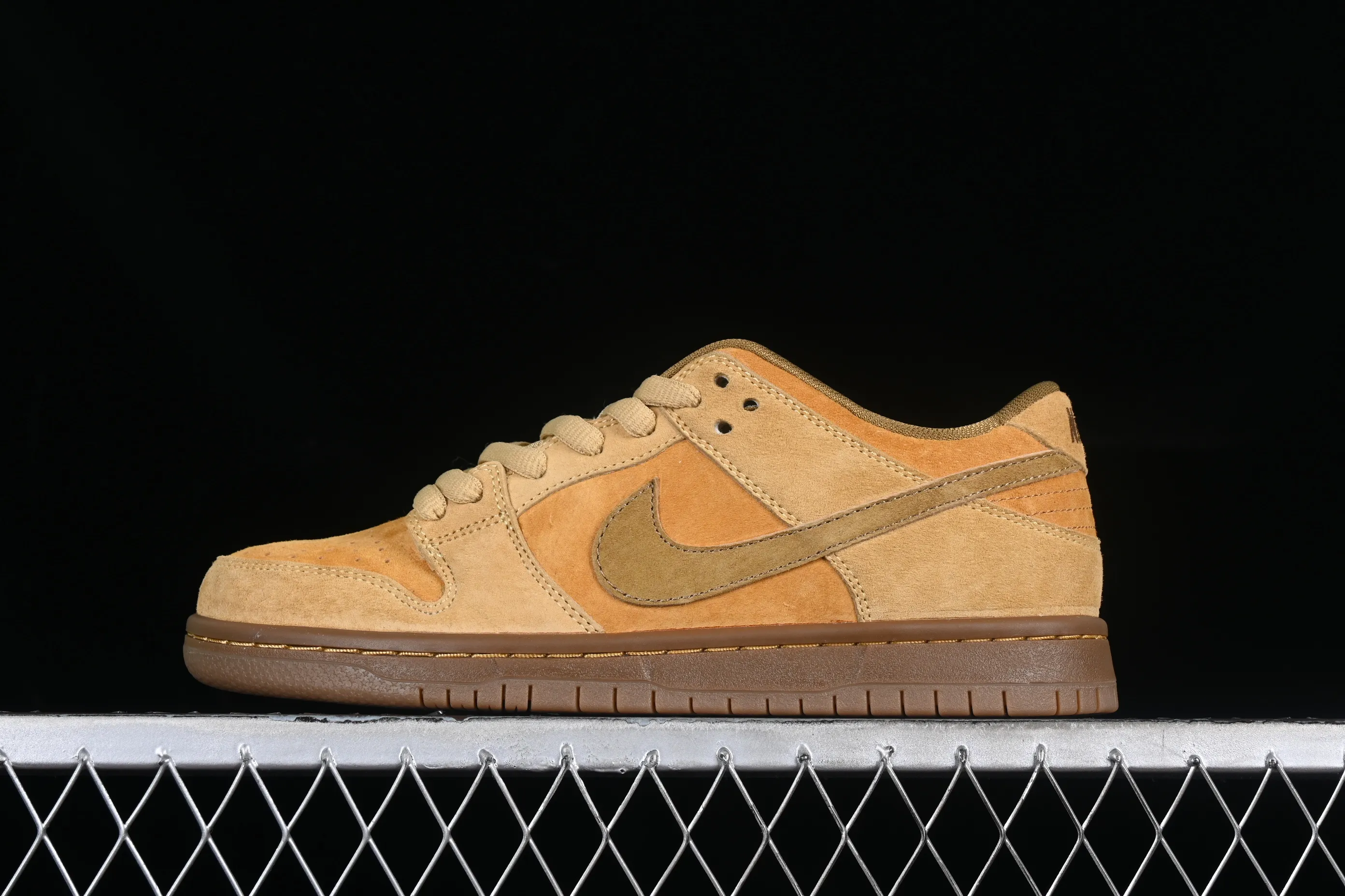 All categories Nk SB Dunk series Nk SB Dunk Low low-top sneakers K version Nk Dunk Low fallen leaf yellow SB low-top sports and leisure sneakers 883232-700